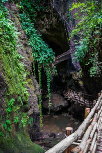 Grotte del Caglieron - Passerella all'interno delle Grotte