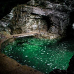 Grotta nascosta nel Lago del Mis