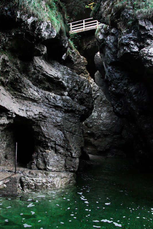La grotta nascosta - Lago del Mis (Belluno)
