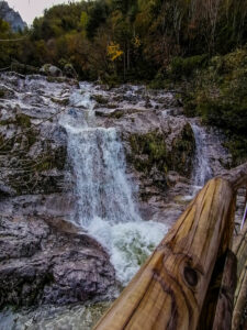 vista sui Cadini del Brenton dalla passerella di legno - Lago del Mis (Belluno)