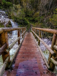 Passerella di legno sui Cadini del Brenton - Lago del Mis (Belluno)