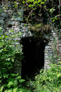 Ingresso di una casa abbandonata nel bosco del lago del Corlo