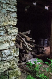 Interno di una casa abbandonata nel bosco del lago del Corlo