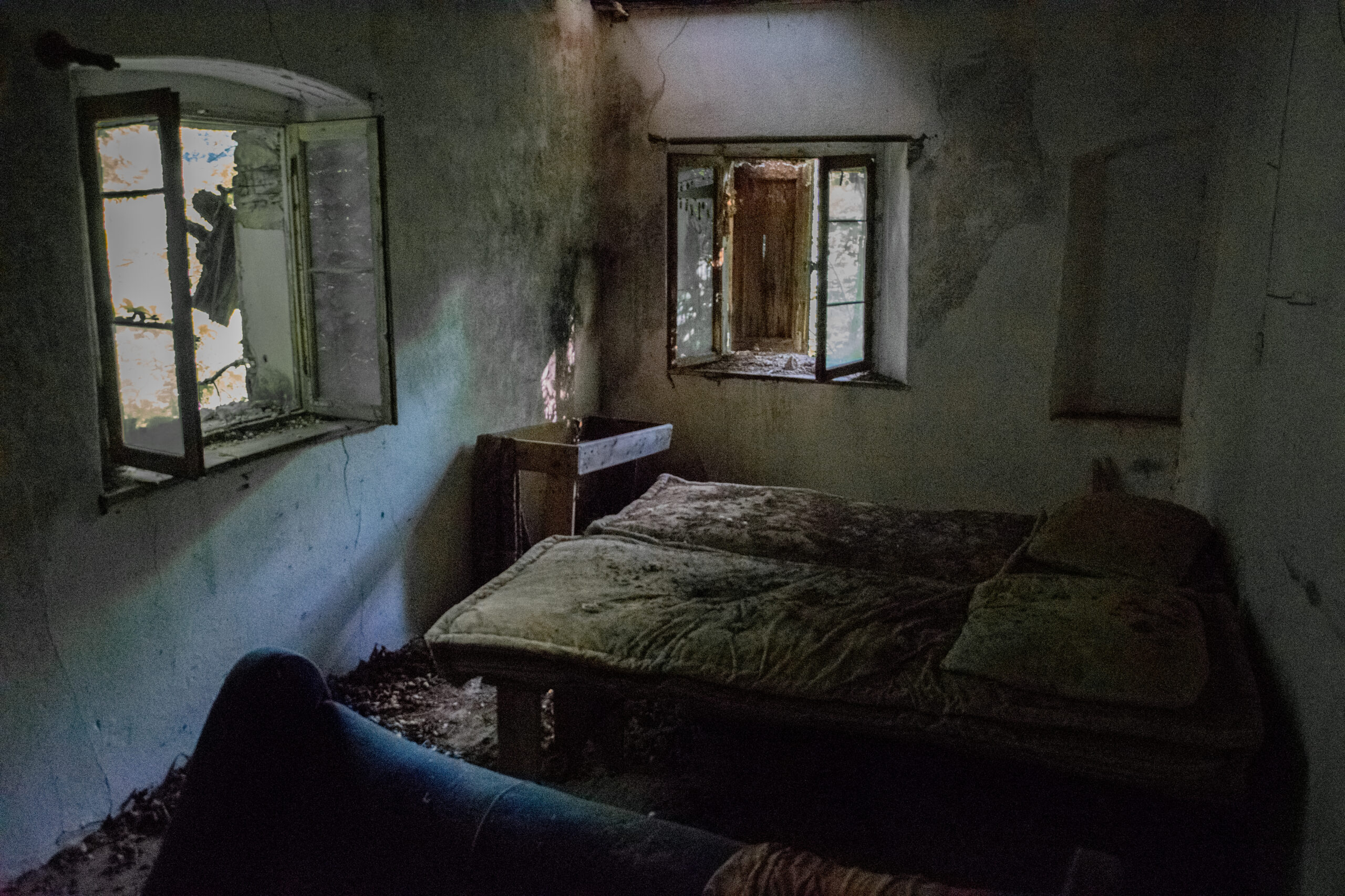 Camera da letto di una casa abbandonata di Fumegai