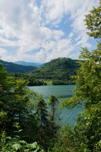 vista dal sentiero lungo il lago del Corlo