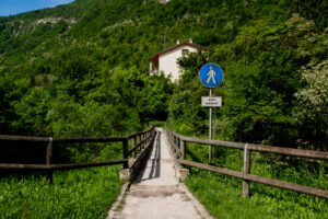 inizio sentiero per il giro del lago da Rocca