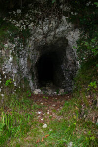 Grotte lungo il sentiero