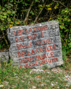 Scritta nelle cave di Rubbio - Cava abitata