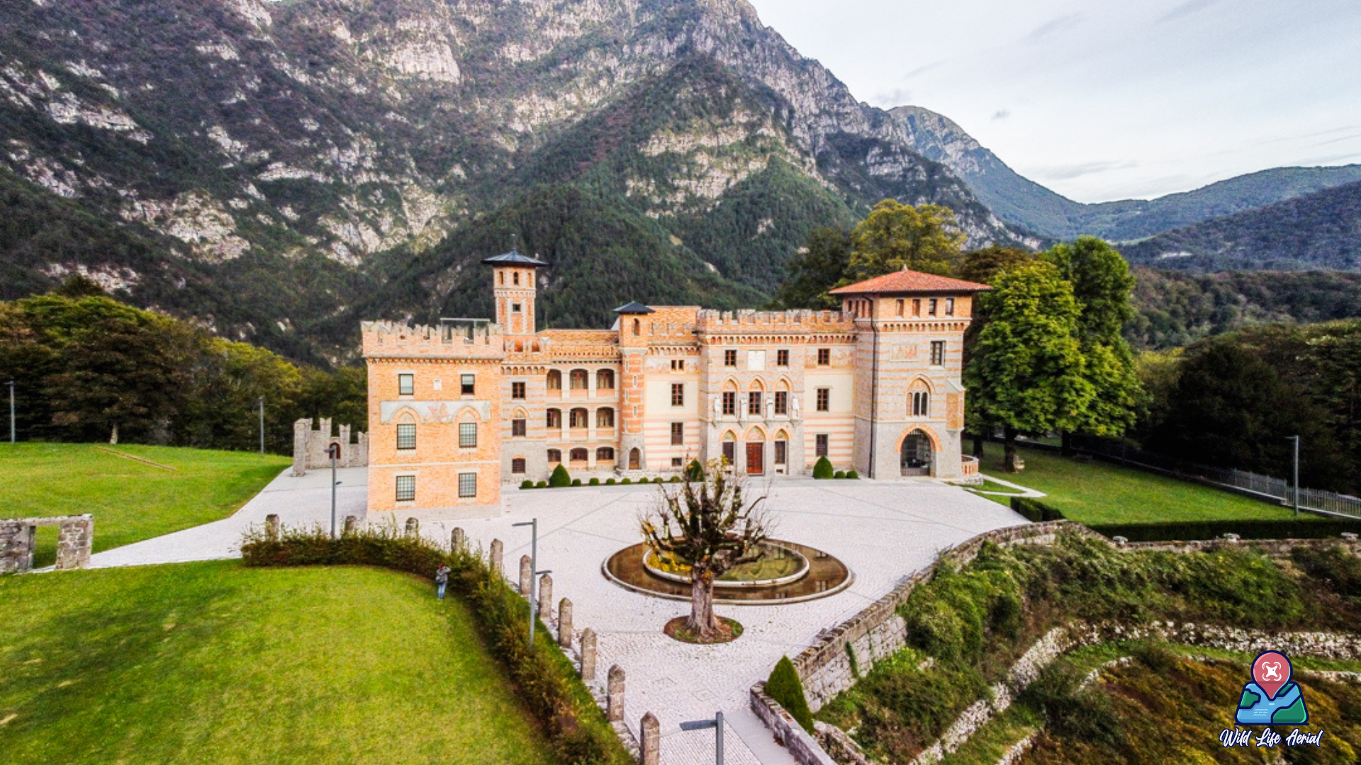 Castelo Ceconi visto dall'alto - in collaborazione con @wildlifeaerial