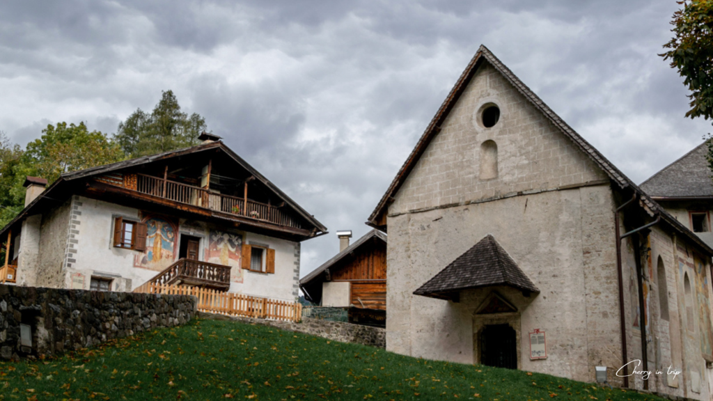 Chiesa romanica e vecchia canonica - Fiera Primiero