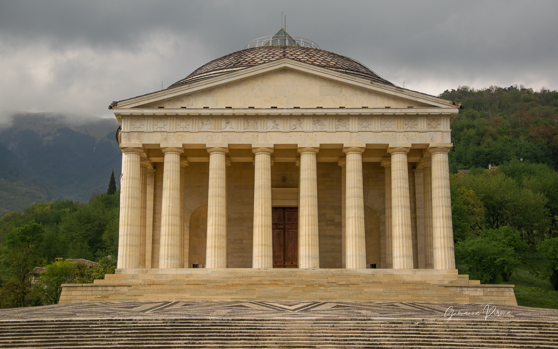 Tempio di Canova - cosa vedere all'esterno